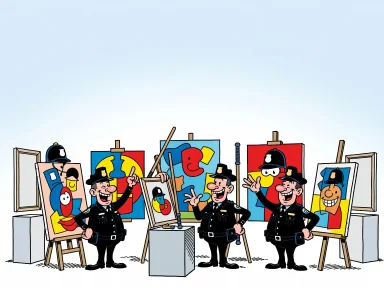Tre poliser ordnar en konstutställning med blandade verk som inkluderar ordningsattribut.