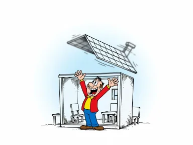 En glad figur står i ett hus utan tak och tittar upp mot himlen.