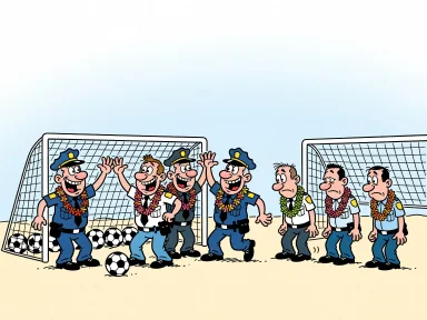 Fem poliser firar en fotbollsmatch på en tropisk strand i Hawaii.