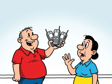 En man håller upp tre mobiltelefoner mot en butiksbiträde som ser förvirrad ut.